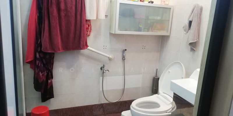 Rumah Teres untuk Dijual di Taman Jelok Impian (Kajang) - Rosli Hamid - Bathroom - PropertyGuru.com.my