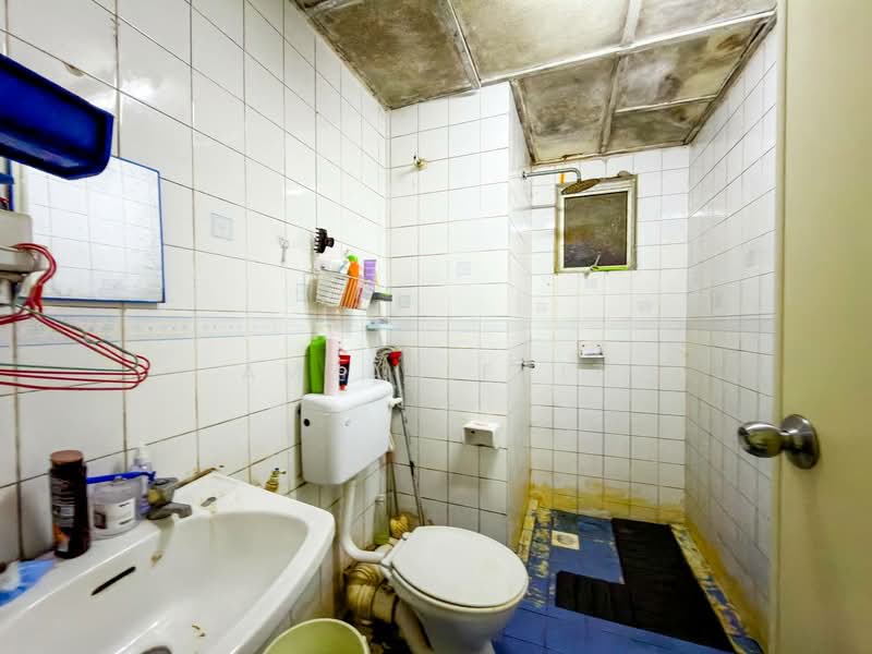 Pangsapuri untuk Dijual di Pangsapuri Sri Angkasa - Amzar Faiz - Bathroom - PropertyGuru.com.my