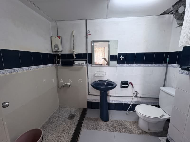 Kondominium untuk Dijual di Vista Komanwel B - Frances Chia - Bathroom - PropertyGuru.com.my