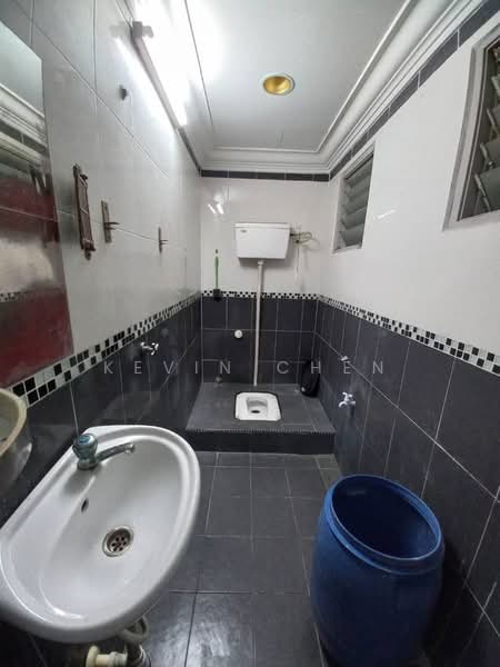 Rumah Flat untuk Dijual di Permai Court 2 - Kevin Chen - Bathroom - PropertyGuru.com.my