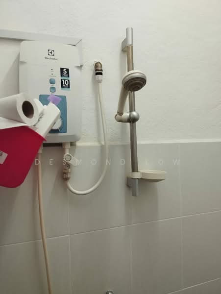 Pangsapuri untuk Dijual di Taman Lone Pine (Medium Low Cost) - Desmond Low - Bathroom - PropertyGuru.com.my