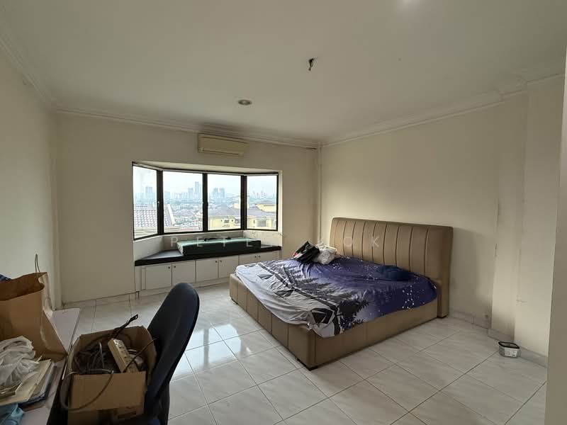 Kondominium untuk Dijual di Sri Manja Court - Peter Kok - Master suites  - PropertyGuru.com.my