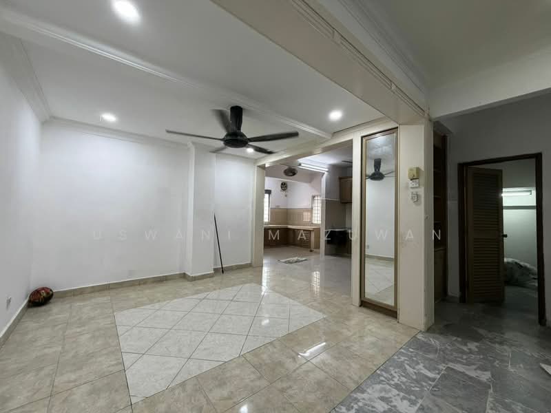 2-storey Terraced House for Sale in Taman Saujana Impian (Kajang) - Uswani Mazuwan - Living Room - PropertyGuru.com.my