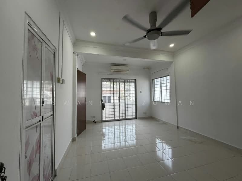 2-storey Terraced House for Sale in Taman Saujana Impian (Kajang) - Uswani Mazuwan - Living Room - PropertyGuru.com.my
