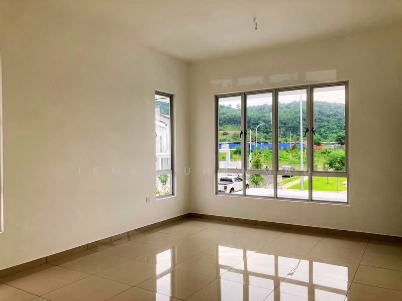 Rumah Teres 2 Tingkat untuk Dijual di Taman Tiara Sendayan (Bandar Sri Sendayan) - Ismi Muhammad - Living Room - PropertyGuru.com.my