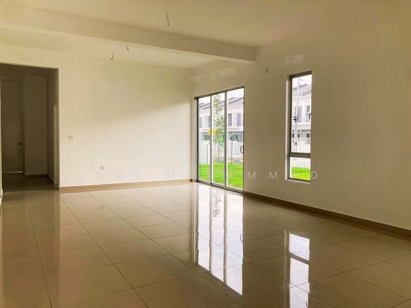 Rumah Teres 2 Tingkat untuk Dijual di Taman Tiara Sendayan (Bandar Sri Sendayan) - Ismi Muhammad - Living Room - PropertyGuru.com.my