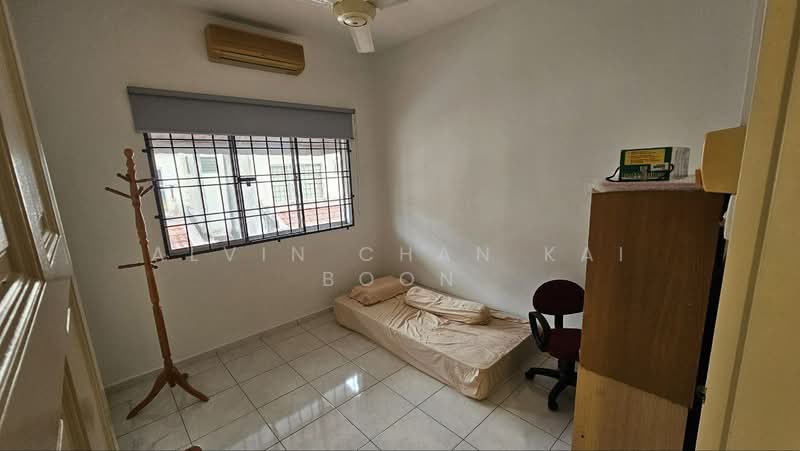 Rumah Bandar untuk Dijual di Taman Bukit Cheng (Cheng) - Alvin Chan Kai Boon - Bedroom - PropertyGuru.com.my