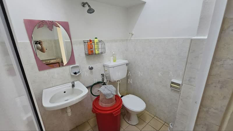 Rumah Bandar untuk Dijual di Taman Bukit Cheng (Cheng) - Alvin Chan Kai Boon - Bathroom - PropertyGuru.com.my