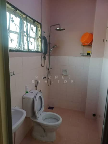Semi-Detached House for Rent in Bandar Bukit Mahkota (Bangi) - Maznee Realtor - Bathroom - PropertyGuru.com.my