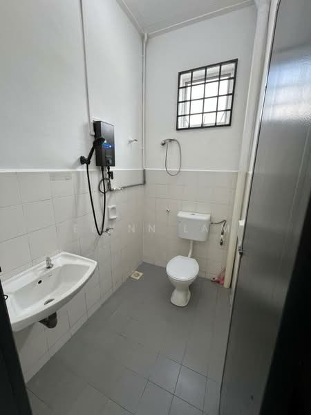 1-storey Terraced House for Sale in Pekan Nenas (Johor) - Elynn Lam - Bathroom - PropertyGuru.com.my