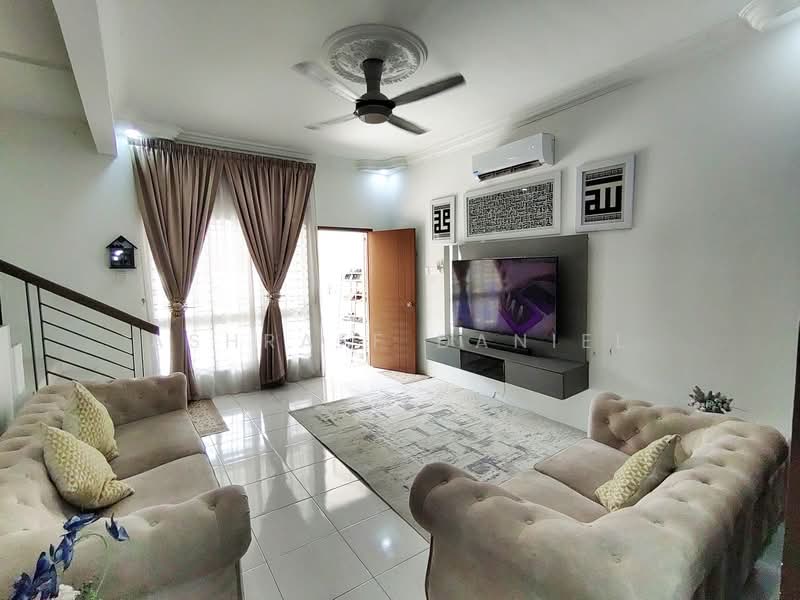 Rumah Teres 2 Tingkat untuk Dijual di Taman Desiran Bayu (Puchong) - Ashraff Daniel - Living Room - PropertyGuru.com.my