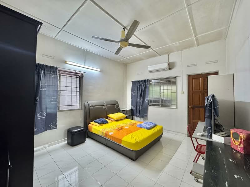 Rumah Berkembar untuk Dijual di Taman Spring Garden (Tanjong Kling) - Macy G - Bedroom - PropertyGuru.com.my