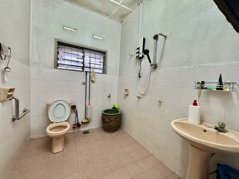 Rumah Berkembar untuk Dijual di Taman Spring Garden (Tanjong Kling) - Macy G - Bathroom - PropertyGuru.com.my