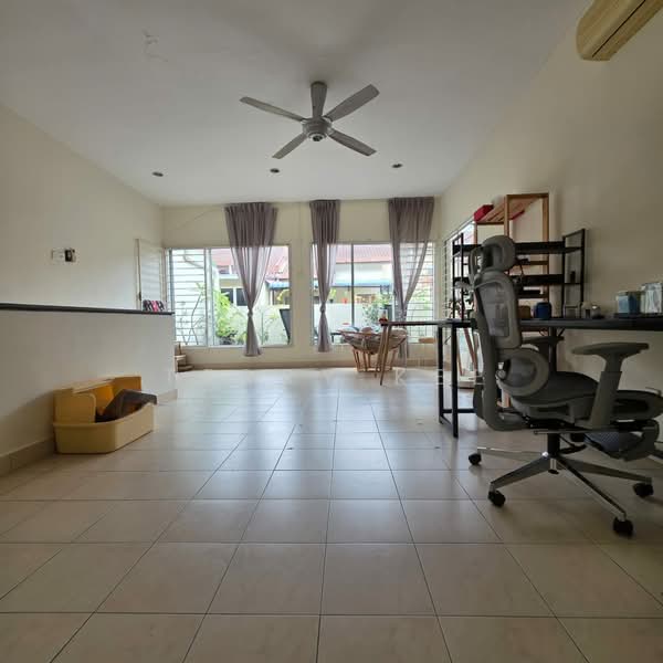 Terraced House for Sale in Bandar Putra Permai (Seri Kembangan) - Terry Kee - 3th floor family hall & Garden - PropertyGuru.com.my