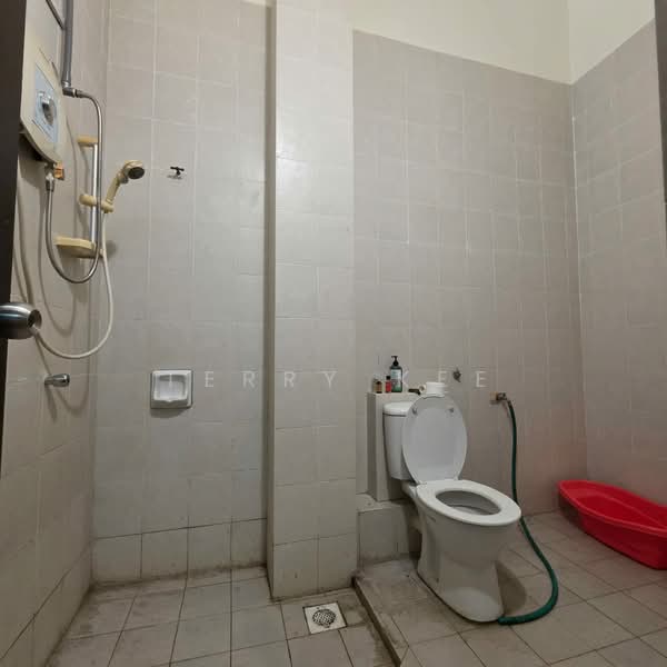Terraced House for Sale in Bandar Putra Permai (Seri Kembangan) - Terry Kee - 2nd floor common Bathroom - PropertyGuru.com.my