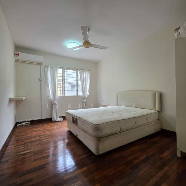 Terraced House for Sale in Bandar Putra Permai (Seri Kembangan) - Terry Kee - 2nd Bedroom - PropertyGuru.com.my