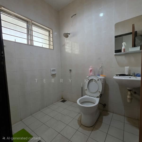 Terraced House for Sale in Bandar Putra Permai (Seri Kembangan) - Terry Kee - Ground Floor Common Bathroom - PropertyGuru.com.my