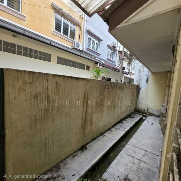 Terraced House for Sale in Bandar Putra Permai (Seri Kembangan) - Terry Kee - Extendable BackYard - PropertyGuru.com.my