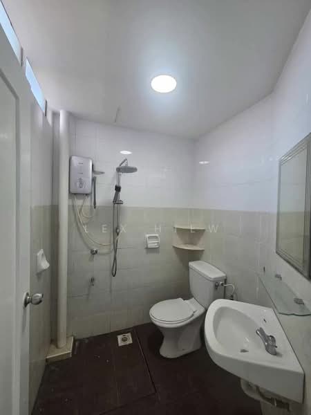 Apartment for Sale at Lake View Suites - Lex Hiew - Bathroom - PropertyGuru.com.my