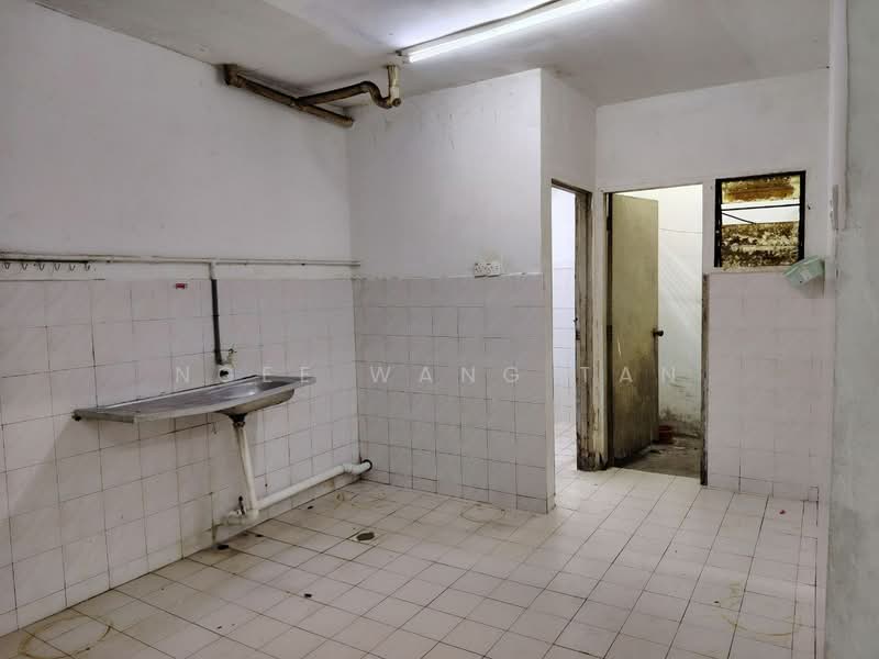 Rumah Flat untuk Disewa di Rumah Pangsa Batu Berendam - Ngee Wang Tan - Kitchen - PropertyGuru.com.my