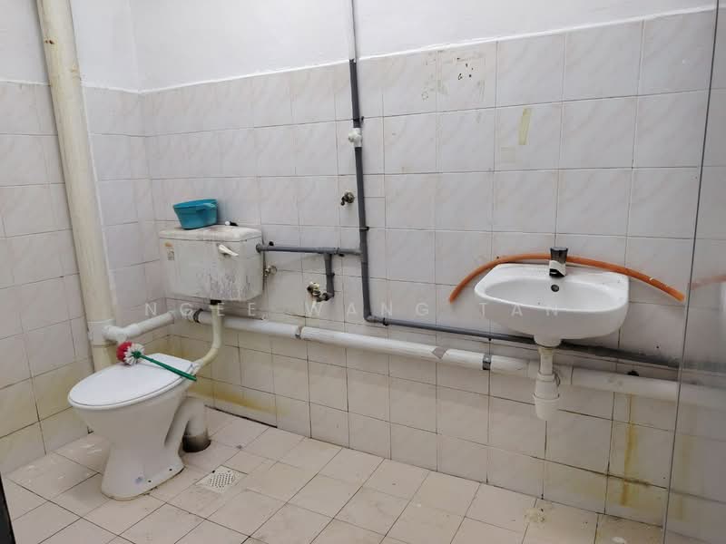 Rumah Flat untuk Disewa di Rumah Pangsa Batu Berendam - Ngee Wang Tan - Bathroom - PropertyGuru.com.my