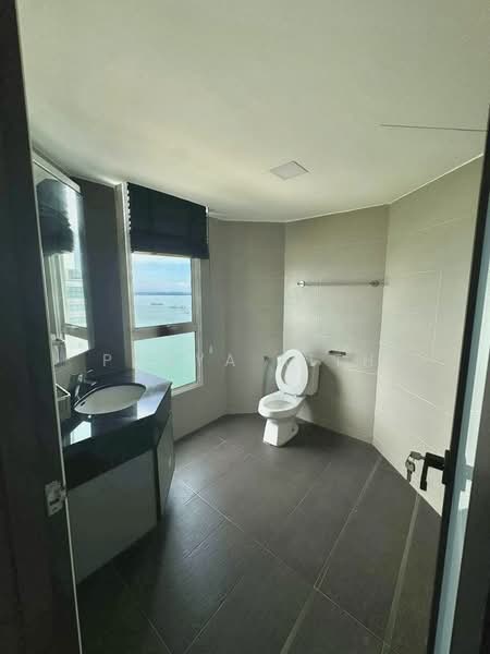 Kondominium untuk Disewa di Gurney Beach Resort - Panya Rith - Bathroom - PropertyGuru.com.my