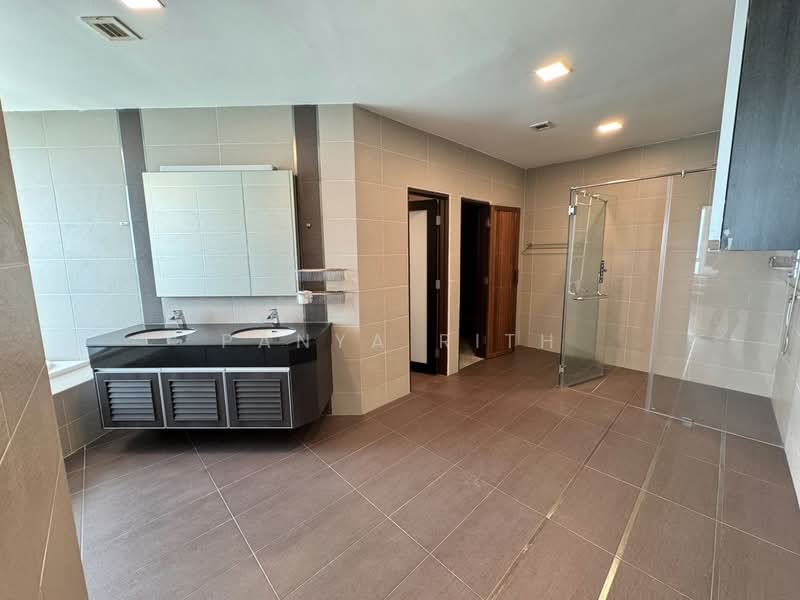 Kondominium untuk Disewa di Gurney Beach Resort - Panya Rith - Bathroom - PropertyGuru.com.my