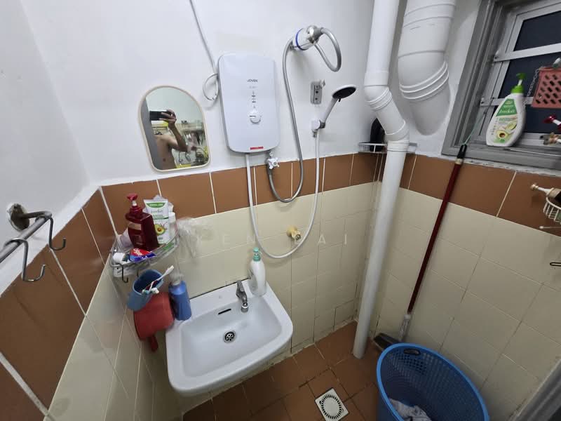 Apartment for Sale at Apartment Sri Rakyat - Ken Lai - Bathroom - PropertyGuru.com.my