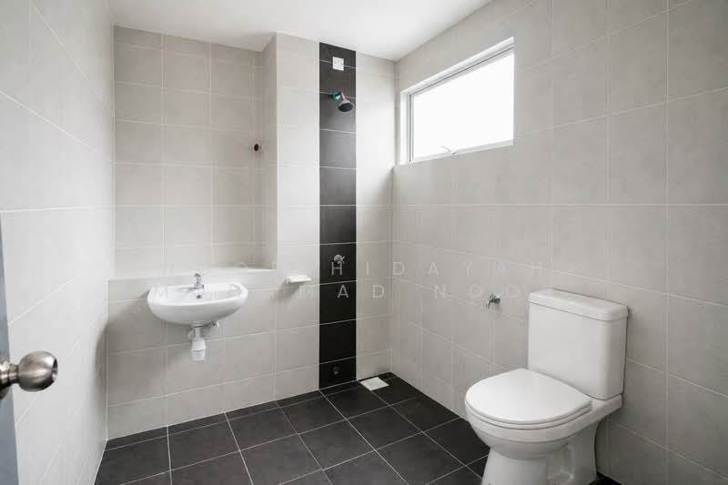 Rumah Teres untuk Dijual di Banting (Selangor) - Noor Hidayah Mohamad Noor - Bathroom - PropertyGuru.com.my