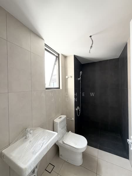 Rumah Teres untuk Dijual di Taman Bukit Serdang (Seri Kembangan) - Tan Chew Jiun - Bathroom - PropertyGuru.com.my