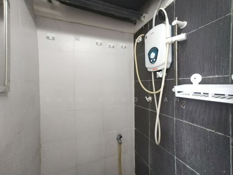 Rumah Flat untuk Disewa di Rumah Pangsa Aunler - Ngee Wang Tan - Bathroom - PropertyGuru.com.my