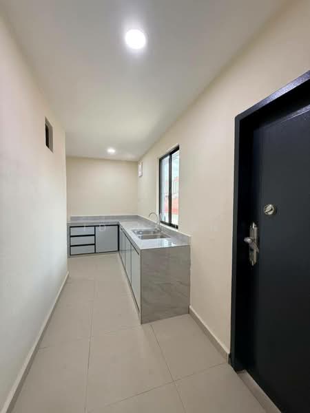 Rumah Teres 1 Tingkat untuk Dijual di Taman Johor (Tampoi) - Iden Tan - Kitchen - PropertyGuru.com.my