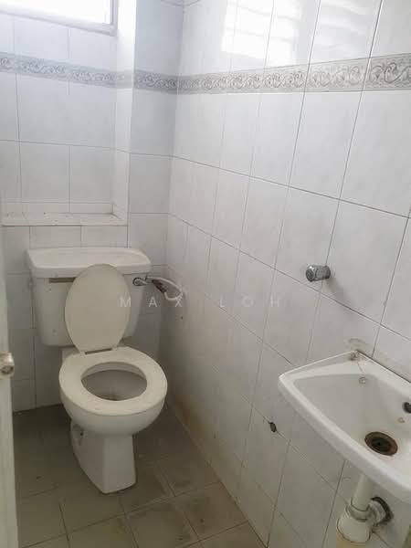 Semi-D Factory for Rent in Taman Johor Jaya (Johor Bahru) - Max Loh - Bathroom - PropertyGuru.com.my