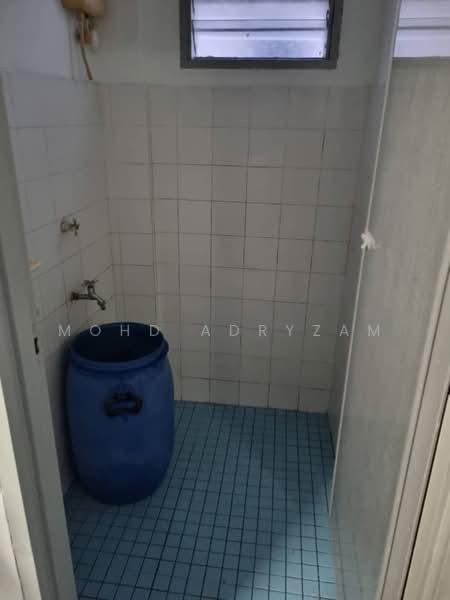 Flat for Rent at Puchong Utama Court 1 - Mohd Adryzam - Bathroom - PropertyGuru.com.my