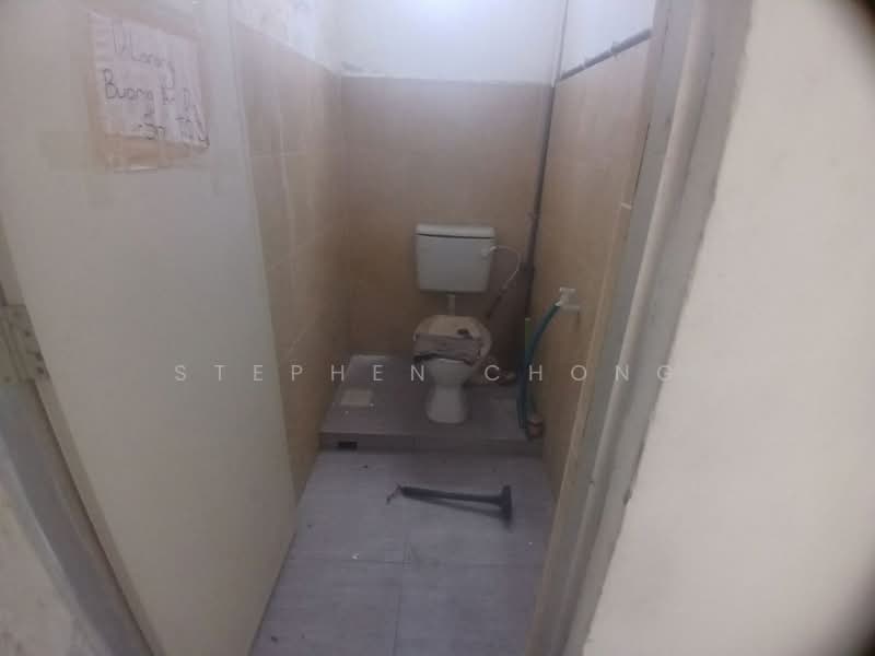 Shop / Office for Rent in Taman Molek (Johor Bahru) - Stephen Chong - Bathroom - PropertyGuru.com.my