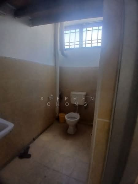 Shop / Office for Rent in Taman Molek (Johor Bahru) - Stephen Chong - Bathroom - PropertyGuru.com.my