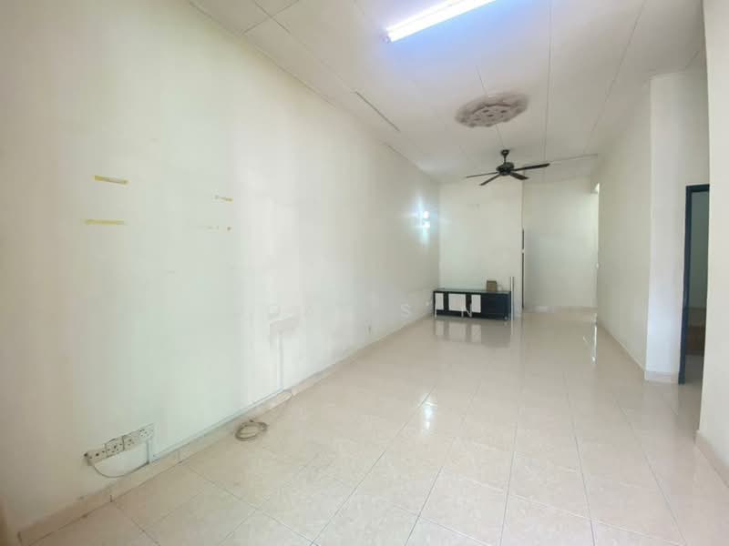 Rumah Teres 1 Tingkat untuk Dijual di Taman Bestari Indah (Ulu Tiram) - Joan Sin - Living Room - PropertyGuru.com.my