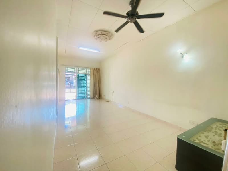 Rumah Teres 1 Tingkat untuk Dijual di Taman Bestari Indah (Ulu Tiram) - Joan Sin - Living Room - PropertyGuru.com.my