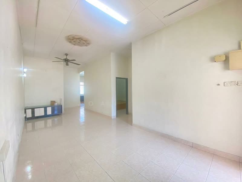 Rumah Teres 1 Tingkat untuk Dijual di Taman Bestari Indah (Ulu Tiram) - Joan Sin - Living Room - PropertyGuru.com.my