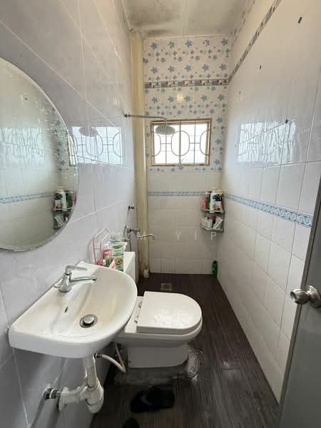 Rumah Teres 2 Tingkat untuk Dijual di Subang Bestari (Shah Alam) - Tom Yip - Bathroom - PropertyGuru.com.my