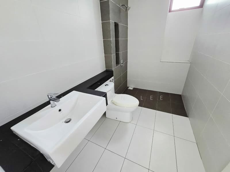 Rumah Berkembar untuk Dijual di Eco Majestic (Semenyih) - Jesslyn Lee - Master Bathroom - PropertyGuru.com.my