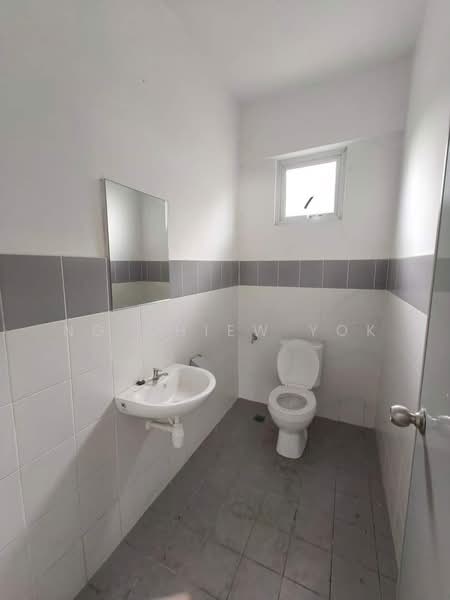 Warehouse for Rent in Kota Kinabalu (Sabah) - Ng Chiew Yok - Bathroom - PropertyGuru.com.my
