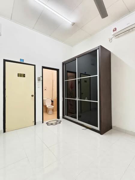 Rumah Teres 1 Tingkat untuk Dijual di Taman Seri Austin (Tebrau) - Yen Ma - Bathroom - PropertyGuru.com.my