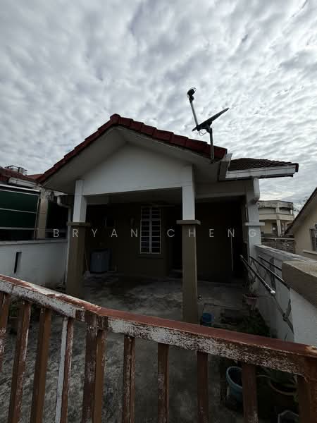 1-storey Terraced House for Rent in Taman Dato Demang (Seri Kembangan) - Bryan Cheng - Exterior - PropertyGuru.com.my