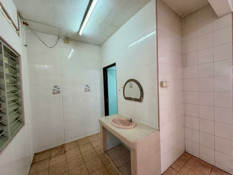 2-storey Terraced House for Sale in Taman Kepong (Kepong) - Yen Ching - Bathroom - PropertyGuru.com.my
