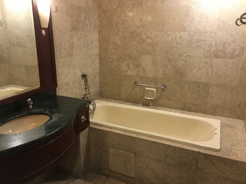 Servis Apartment untuk Dijual di Berjaya Times Square - Jun Lee - Bathroom - PropertyGuru.com.my