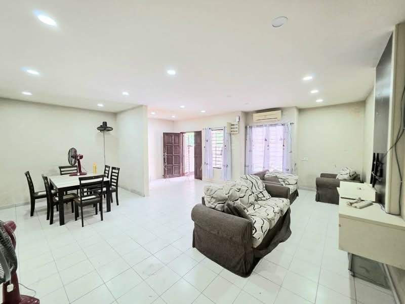 2-storey Terraced House for Sale in Sungai Buloh (Selangor) - SITI KHAIRIYAH JAAFAR - Living Room - PropertyGuru.com.my