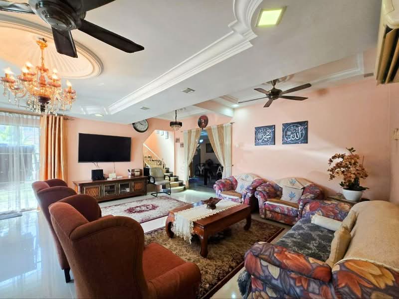 Rumah Teres 2 Tingkat untuk Dijual di Taman Equine (Seri Kembangan) - Zul Syafiq - Living Room - PropertyGuru.com.my