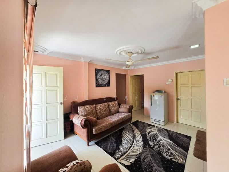 Rumah Teres 2 Tingkat untuk Dijual di Taman Equine (Seri Kembangan) - Zul Syafiq - Living Room - PropertyGuru.com.my