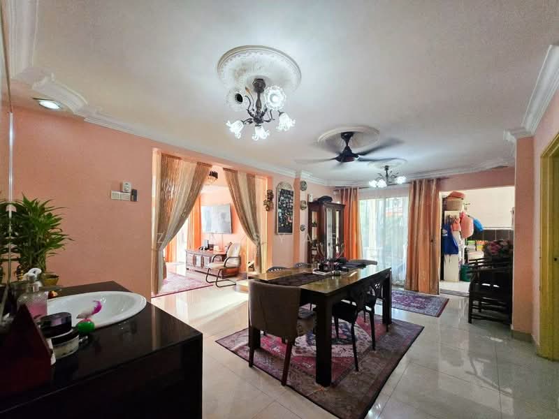 Rumah Teres 2 Tingkat untuk Dijual di Taman Equine (Seri Kembangan) - Zul Syafiq - Living Room - PropertyGuru.com.my